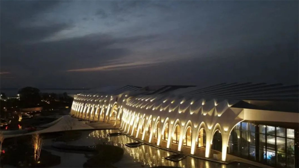 夜幕下的鄱阳湖生态文明会展中心