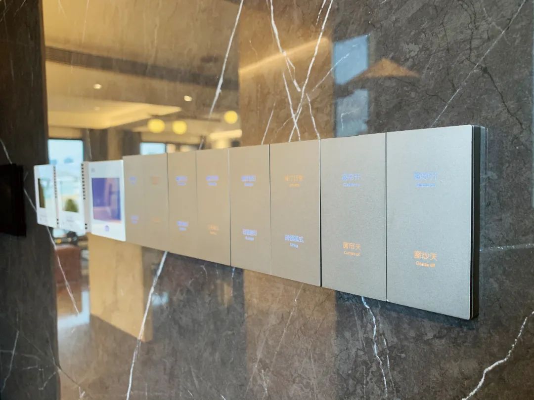 玄关入户处设置智能面板